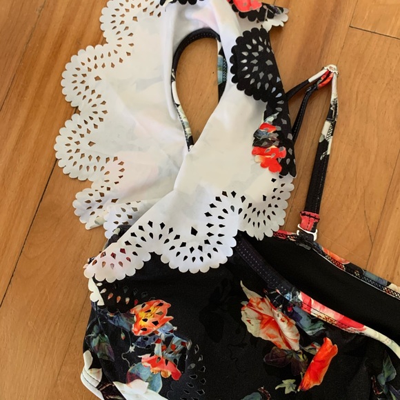 3/20$ Azura Australia-Bikini Top-Black and Floral - Picture 2 of 7